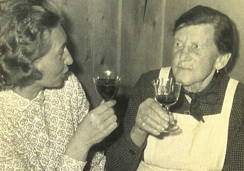 Die Gargellener Wirtin Berta Tschofen mit Gast, (c) F. Juen