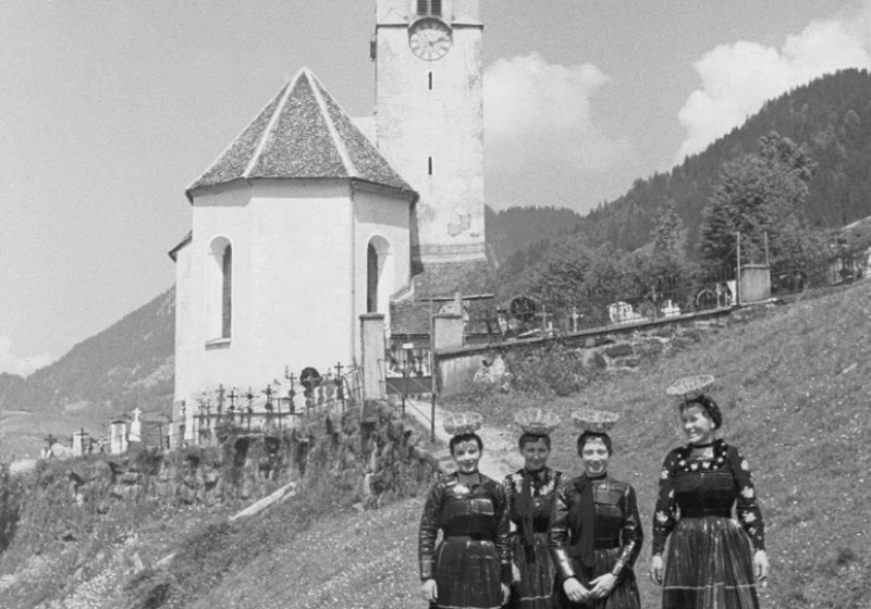 Trachtenträgerinnen in Schoppernau, (c) Sammlung Risch-Lau, Vorarlberger Landesbibliothek