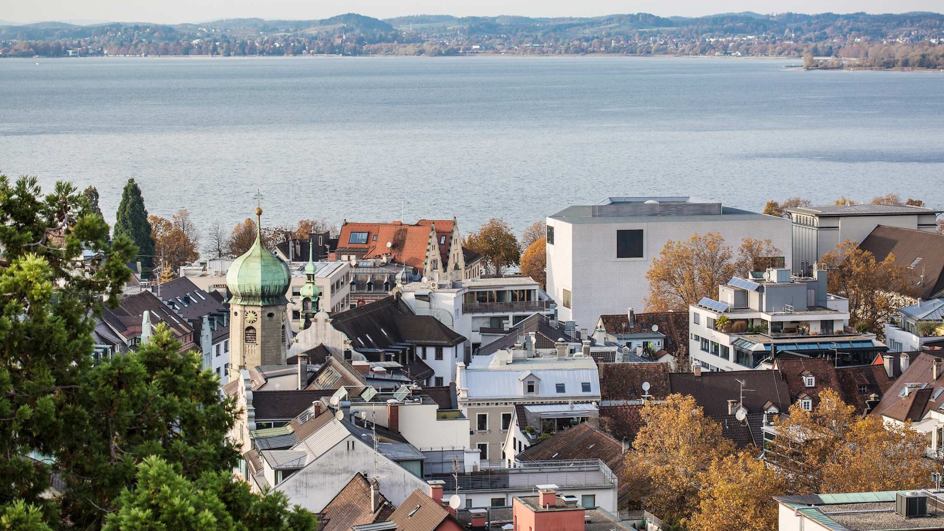 Bregenz am Bodensee im Herbst von der Stadt aus gesehen