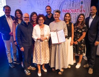 Tourismusstaatssekretärin Elisabeth Zehetner überreicht dem Team des Festspielhauses Bregenz den Österreichischen Innovationspreis Tourismus 2026