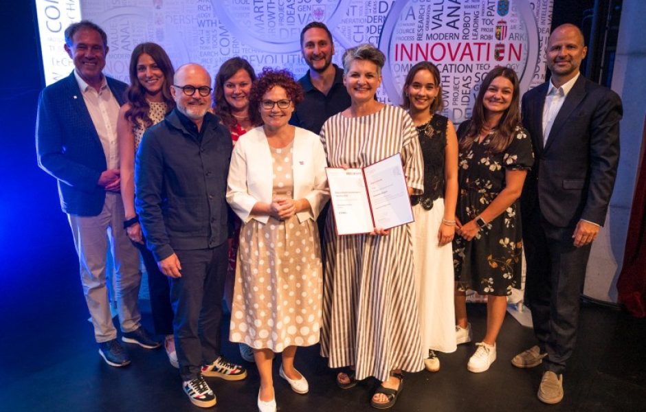 Tourismusstaatssekretärin Elisabeth Zehetner überreicht dem Team des Festspielhauses Bregenz den Österreichischen Innovationspreis Tourismus 2026