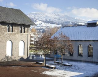 Teils verschneiter Vorplatz der 