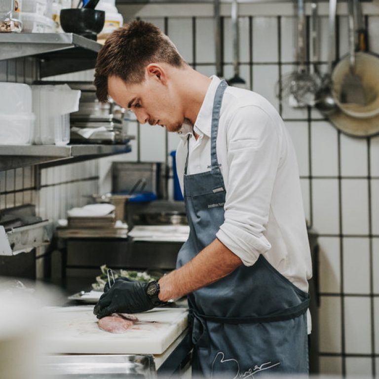 Zubereitung Fisch Jonathan Burger (c) Angela Lamprecht - Vorarlberg Tourismus Zubereitung Fisch Jonathan Burger (c) Angela Lamprecht - Vorarlberg Tourismus