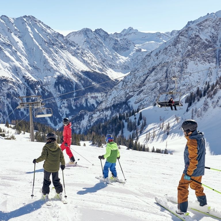 Familienzeit auf der Piste im Brandnertal (c) Alex Kaiser - Alpenregion Bludenz Tourismus GmbH Familienzeit auf der Piste im Brandnertal (c) Alex Kaiser - Alpenregion Bludenz Tourismus GmbH