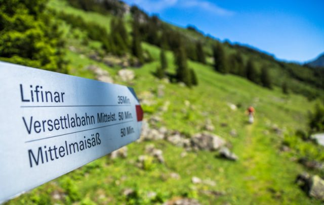 Wegweiser zum Lifinar Maisäß im Garneratal (c) Helmut Düringer - Vorarlberg Tourismus