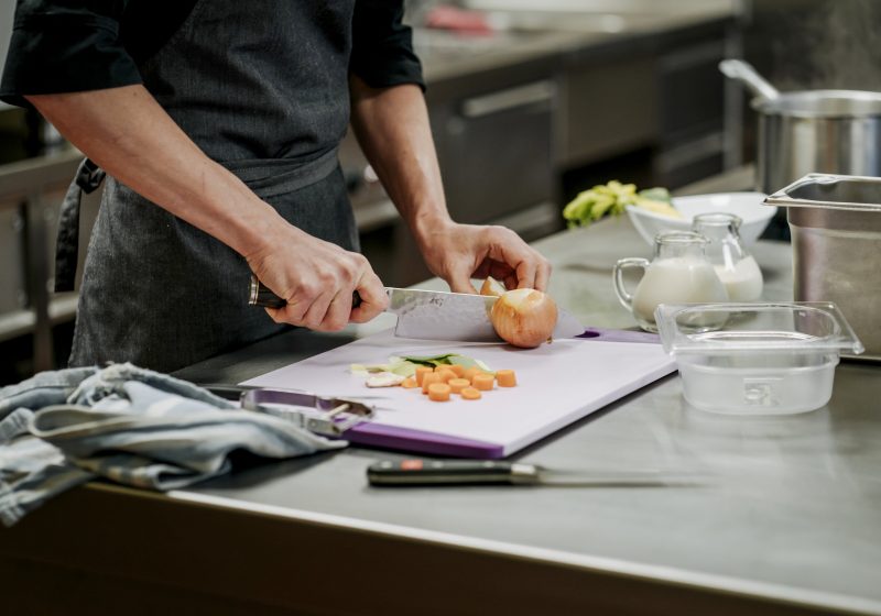 Gemüse schneiden für den Sud für Riebelmais © Angela Lamprecht / Vorarlberg Tourismus