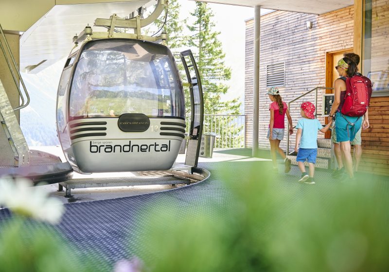 Familie an der Talstation Palüdbahn (c) Alex Kaiser - Alpenregion Bludenz Tourismus GmbH