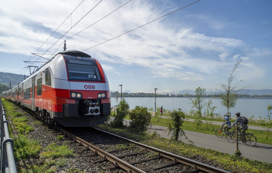 Bahn fährt von Bregenz nach Lochau entlang dem Bodensee-Ufer.