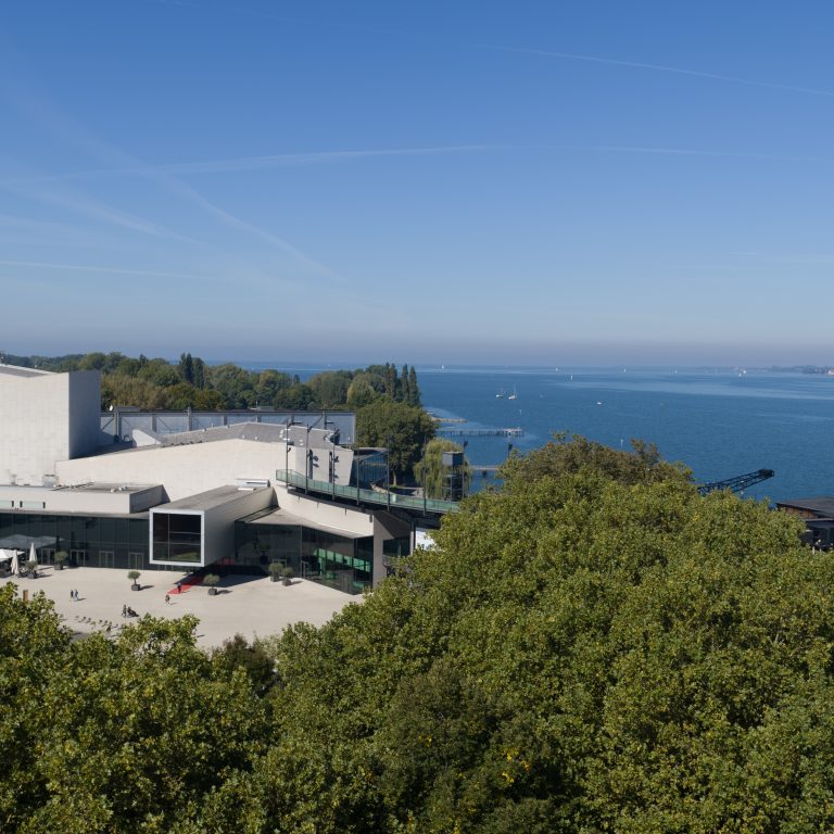 Luftaufnahme vom Festspielhaus Bregenz im Sommer