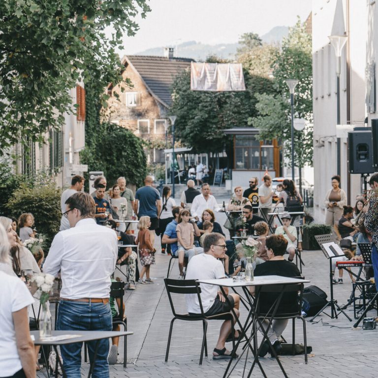 Menschen in den Straßen von Hohenems bei der Veranstaltung 