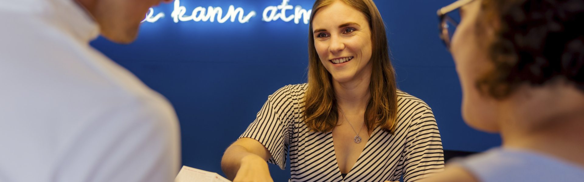 Zwei Gäste im Tourismusbüro, wo sie eine Beratung bekommen