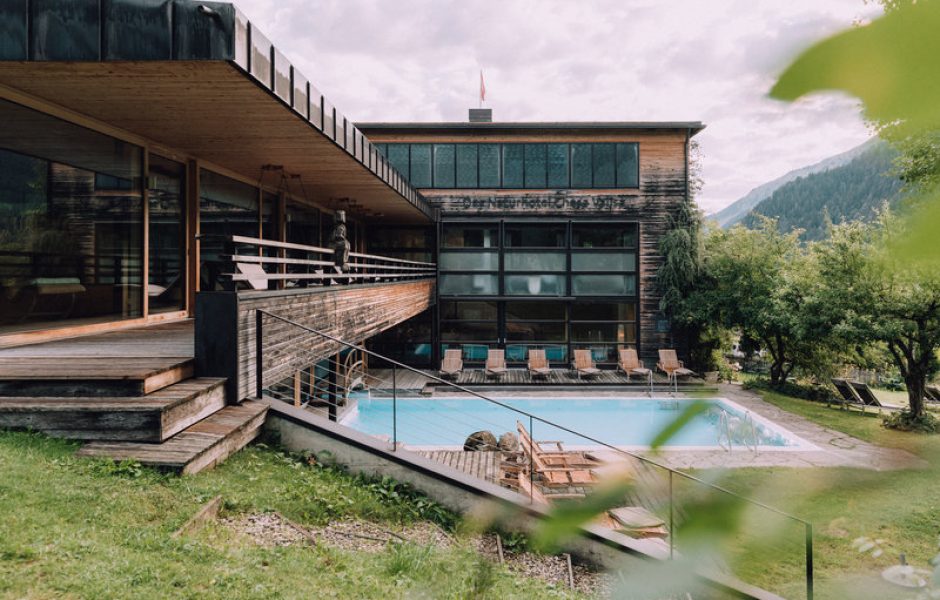 Außenansicht mit Pool des Naturhotels Chesa Valisa im Kleinwalsertal.