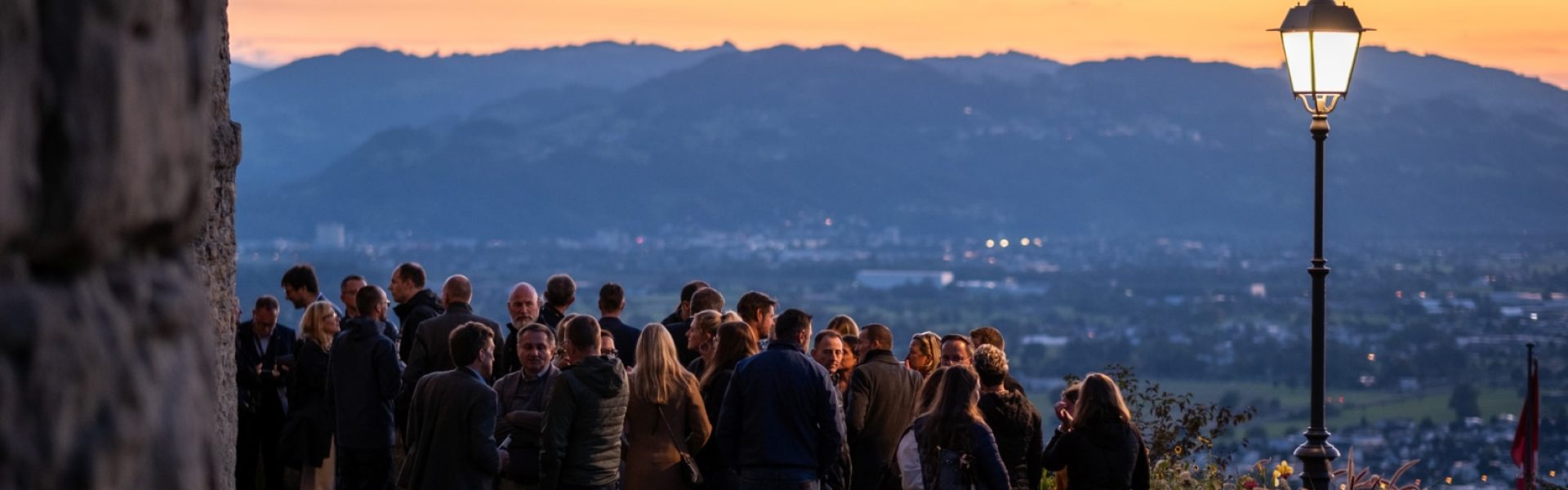 Gruppe schaut auf die Bergwelt im Sonnenuntergang