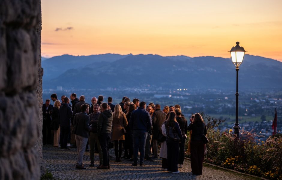 Gruppe schaut auf die Bergwelt im Sonnenuntergang