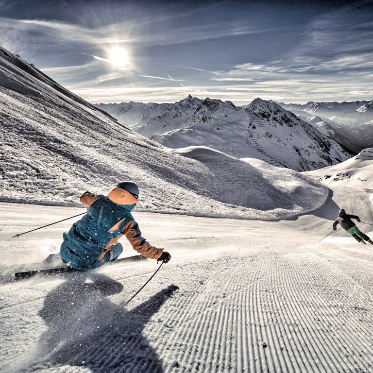 Skifahrer auf einer Piste im Skigebiet Silvretta Montafon