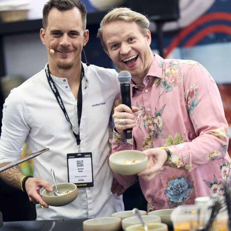 Jonathan Burger (links im Bild), Chefkoch im Gasthaus Hirschen in Schwarzenberg, bei der Rolling Pin Convention 2025.