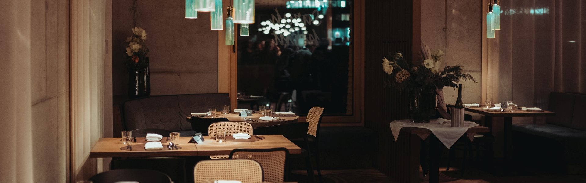 Innenansicht des Haubenlokals Sarah kocht in Egg mit gedeckten Tischen.