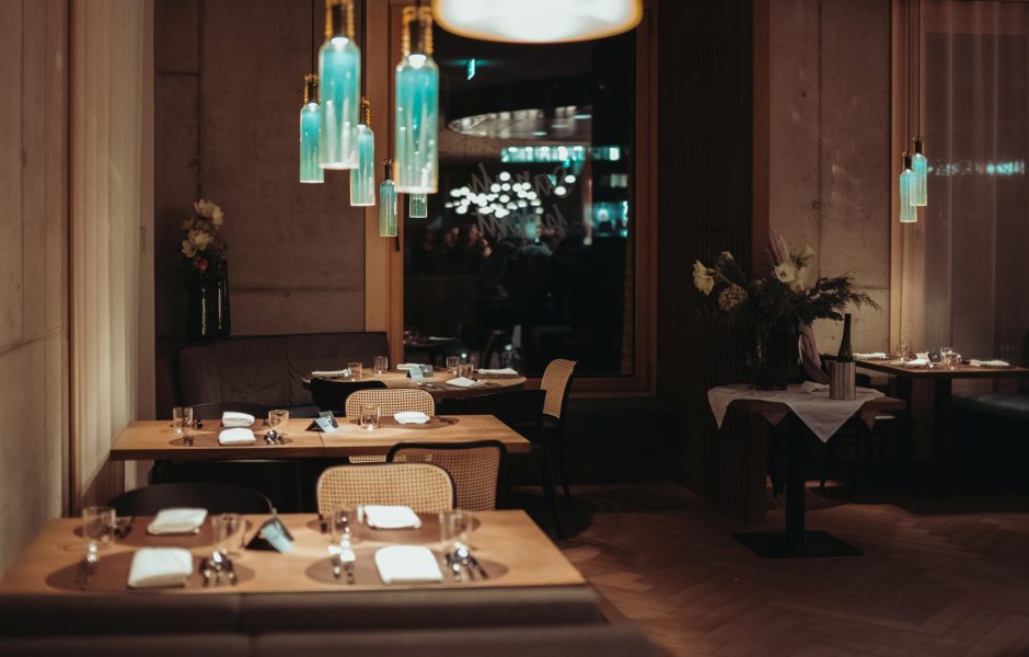 Innenansicht des Haubenlokals Sarah kocht in Egg mit gedeckten Tischen.