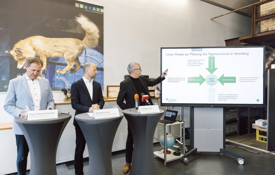 PK Freizeitstudie 2026: (v.l.n.r.) Christian Schützinger (Geschäftsführer Vorarlberg Tourismus), Tourismuslandesrat Marco Tittler, Dr. Roland Scherer (Universität St. Gallen, Institut für Systemisches Management und Public Governance) (c) mathis.studio - Vorarlberg Tourismus