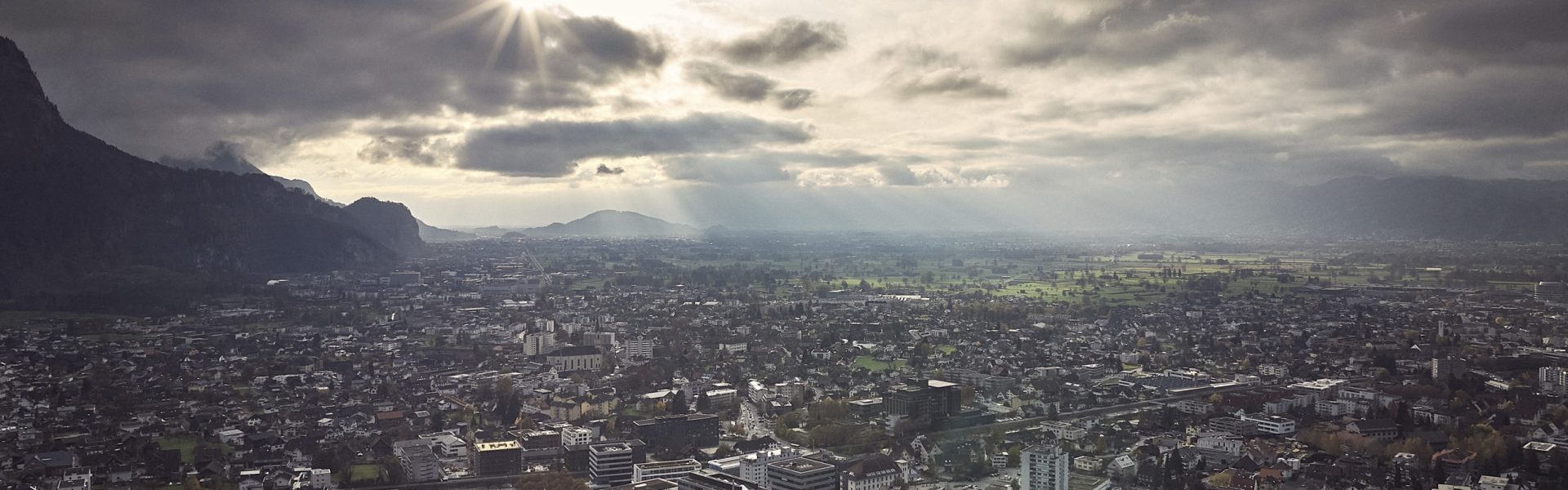 Landschaftsaufnahme von Dornbirn mit bewölktem Himmel