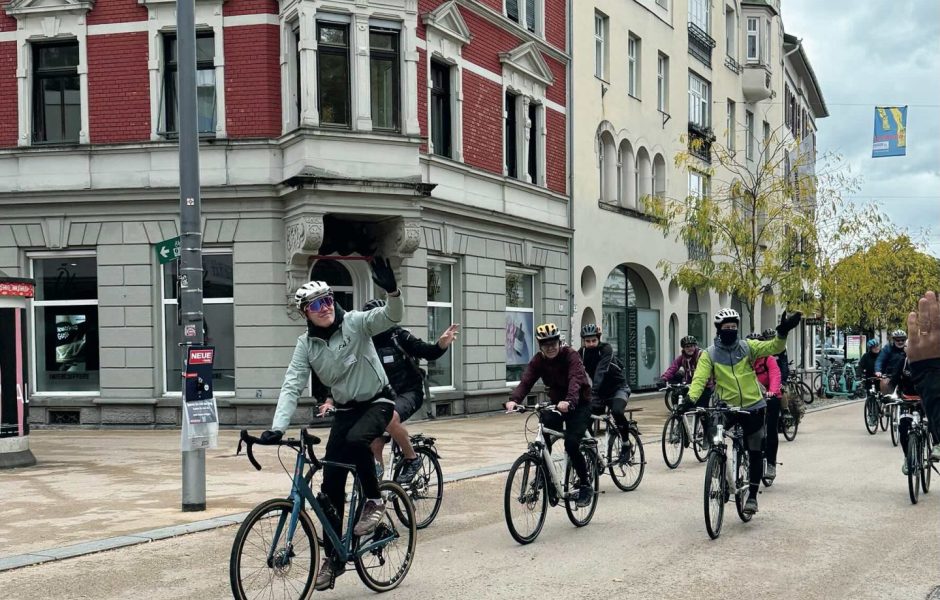 Eine Gruppe von sportlichen Fahrradfahrern fährt durch die Innenstadt Bregenz