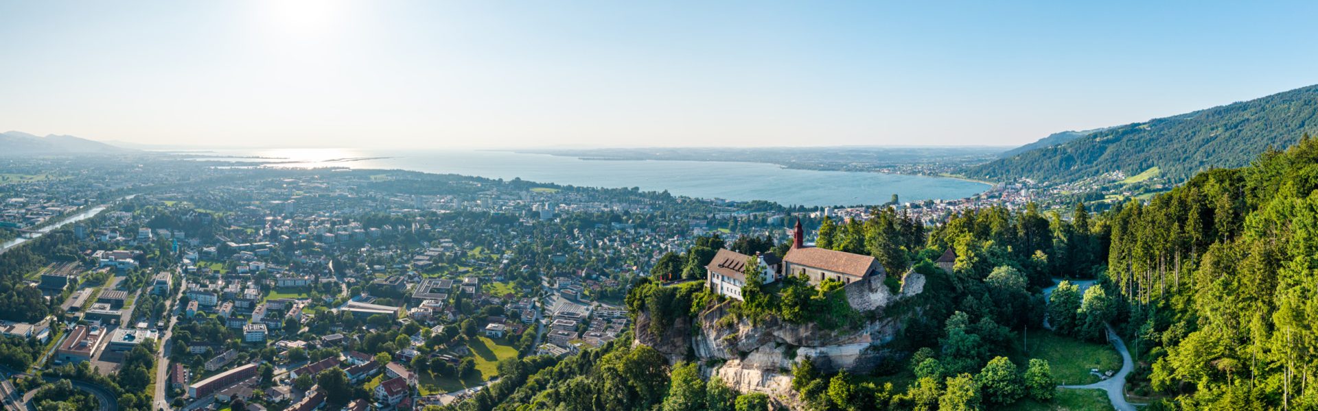 Luftaufnahme vom Gebhardsberg mit Bregenz und dem Bodensee im Hintergrund
