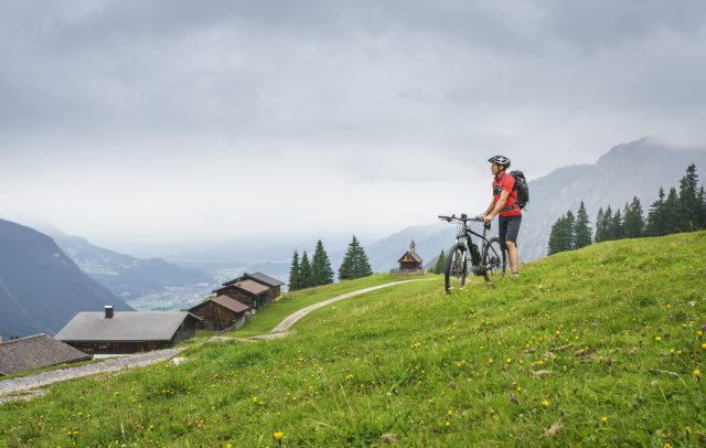 Michael Boll, Mountainbike-Guide im Montafon, mit seinem Bike