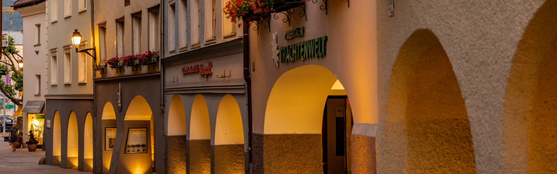 Abendansicht entlang der Arkaden in der Bludenzer Innenstadt
