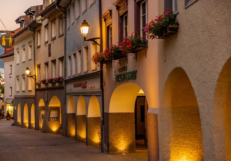 Abendansicht entlang der Arkaden in der Bludenzer Innenstadt
