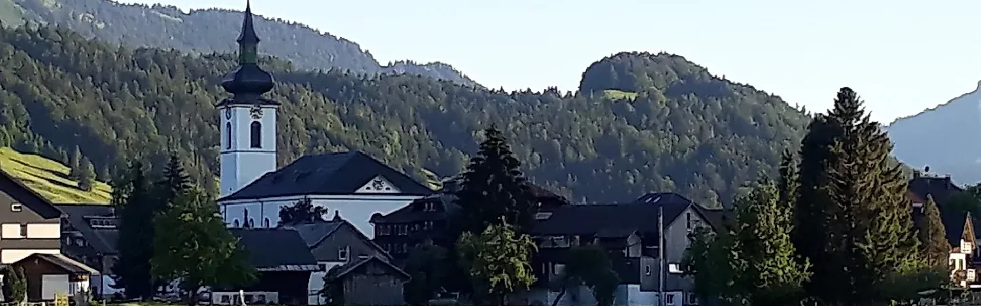 Dorfansicht Hittisau im Sommer, mit Kirchturmspitze
