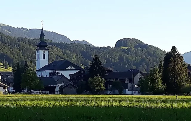 Dorfansicht Hittisau im Sommer, mit Kirchturmspitze