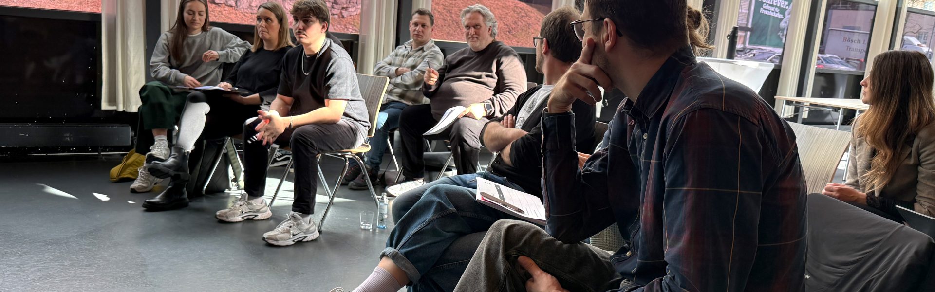 Teilnehmer:innen im Gespräch bei der DTB Jahreskonferenz 2026 (Digital Tourism Board)