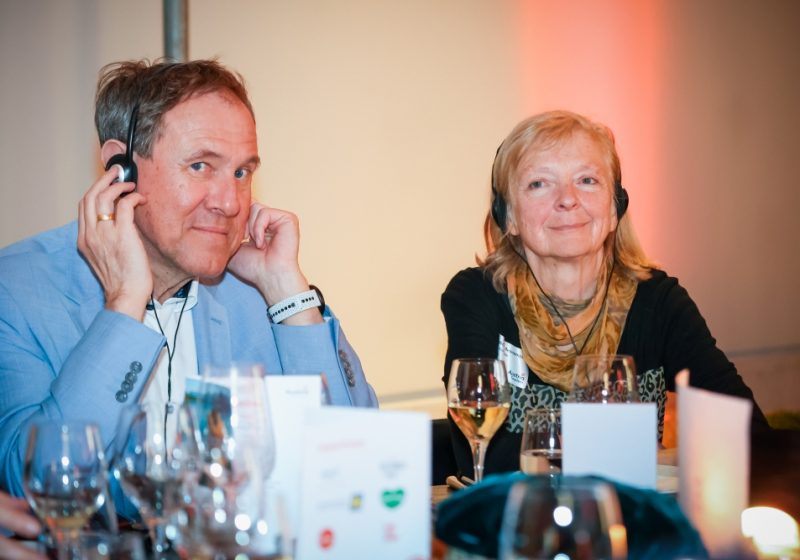 Christian Schützinger, Geschäftsführer Vorarlberg Tourismus, mit Journalistin bei der ITB 2026