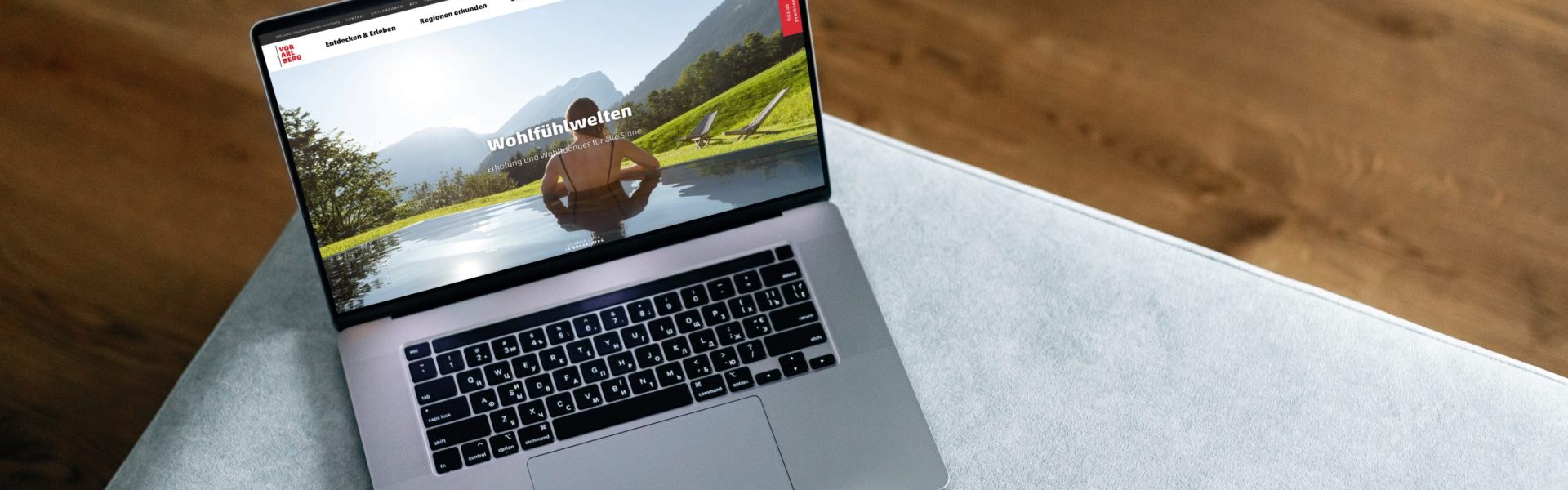Website www.vorarlberg.travel auf einem Laptop/Macbook
