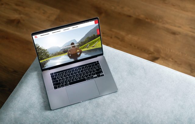 Website www.vorarlberg.travel auf einem Laptop/Macbook