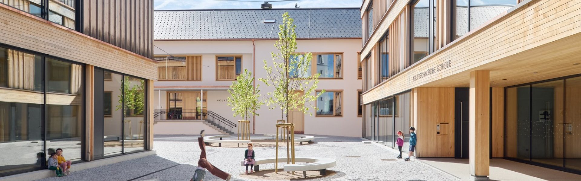Die Schulen in Hittsau, klimaaktiv Gebäude, Blick in den Hof mit den Schulen in moderner Holzarchitektur; Exkursion Plattform Kultur und Tourismus Hittisau