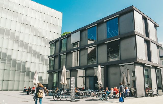 Kunsthaus Bregenz mit Verwaltungsgebäude und KUB Café im Vordergrund